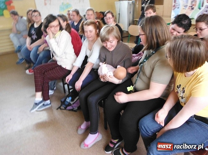 Zdjęcie w galerii na portalu naszraciborz.pl: Raciborski Medyk uczy, jak obchodzić się z niemowlęciem wiadomości z regionu