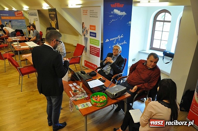 Zdjęcie w galerii na portalu naszraciborz.pl: Powiatowe Targi Pracy, Edukacji i Przedsiębiorczości na zamku wiadomości z regionu