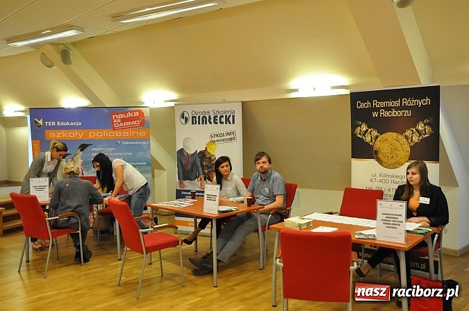 Zdjęcie w galerii na portalu naszraciborz.pl: Powiatowe Targi Pracy, Edukacji i Przedsiębiorczości na zamku wiadomości z regionu