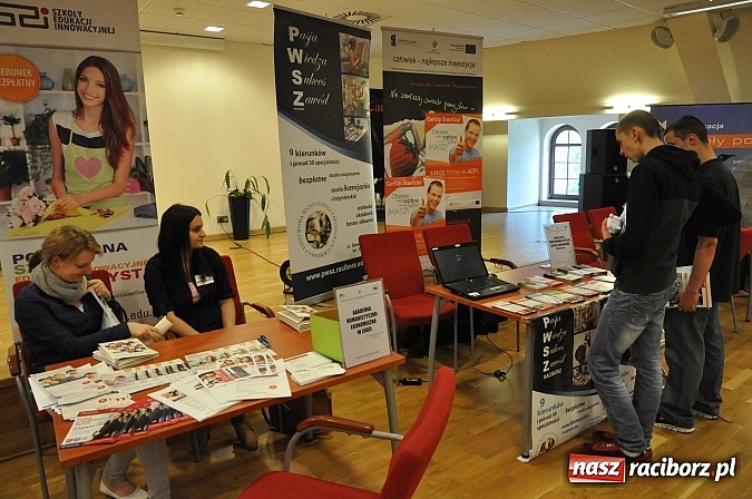 Zdjęcie w galerii na portalu naszraciborz.pl: Powiatowe Targi Pracy, Edukacji i Przedsiębiorczości na zamku wiadomości z regionu
