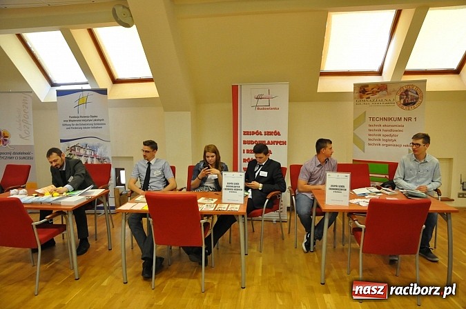Zdjęcie w galerii na portalu naszraciborz.pl: Powiatowe Targi Pracy, Edukacji i Przedsiębiorczości na zamku wiadomości z regionu