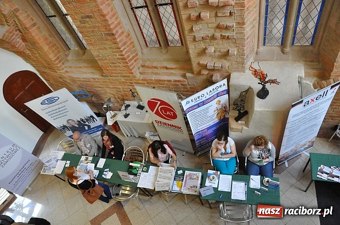 Zdjęcie w galerii na portalu naszraciborz.pl: Powiatowe Targi Pracy, Edukacji i Przedsiębiorczości na zamku wiadomości z regionu