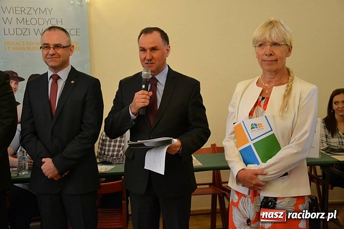 Zdjęcie w galerii na portalu naszraciborz.pl: Powiatowe Targi Pracy, Edukacji i Przedsiębiorczości na zamku wiadomości z regionu