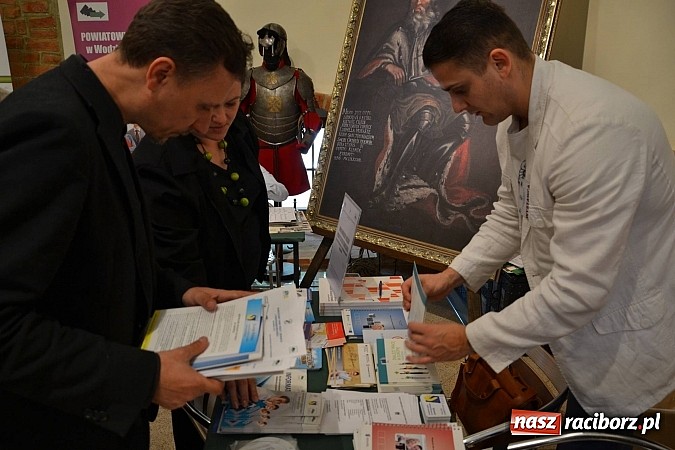 Zdjęcie w galerii na portalu naszraciborz.pl: Powiatowe Targi Pracy, Edukacji i Przedsiębiorczości na zamku wiadomości z regionu