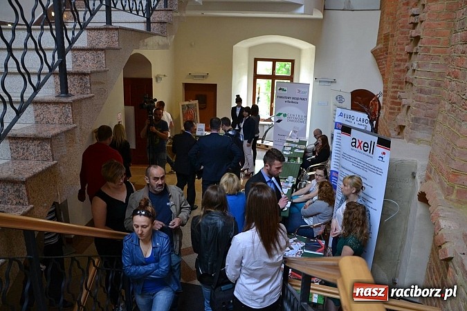 Zdjęcie w galerii na portalu naszraciborz.pl: Powiatowe Targi Pracy, Edukacji i Przedsiębiorczości na zamku wiadomości z regionu