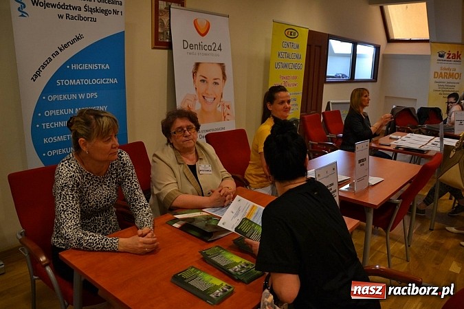 Zdjęcie w galerii na portalu naszraciborz.pl: Powiatowe Targi Pracy, Edukacji i Przedsiębiorczości na zamku wiadomości z regionu