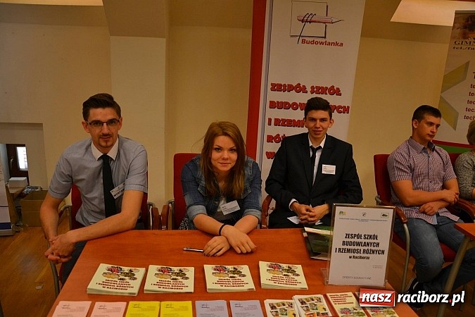 Zdjęcie w galerii na portalu naszraciborz.pl: Powiatowe Targi Pracy, Edukacji i Przedsiębiorczości na zamku wiadomości z regionu