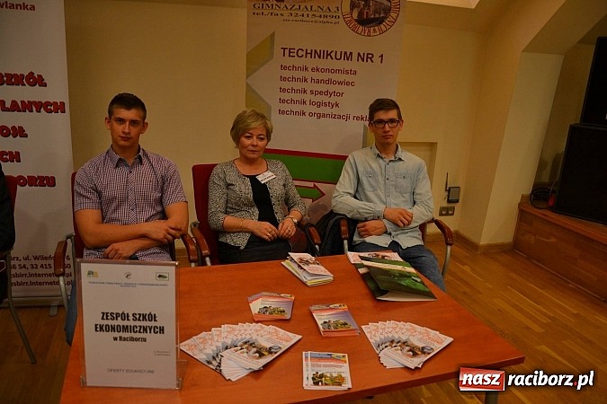 Zdjęcie w galerii na portalu naszraciborz.pl: Powiatowe Targi Pracy, Edukacji i Przedsiębiorczości na zamku wiadomości z regionu