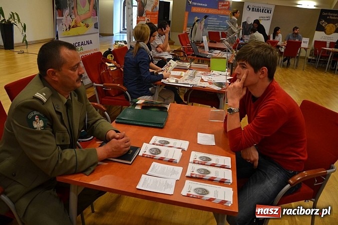 Zdjęcie w galerii na portalu naszraciborz.pl: Powiatowe Targi Pracy, Edukacji i Przedsiębiorczości na zamku wiadomości z regionu