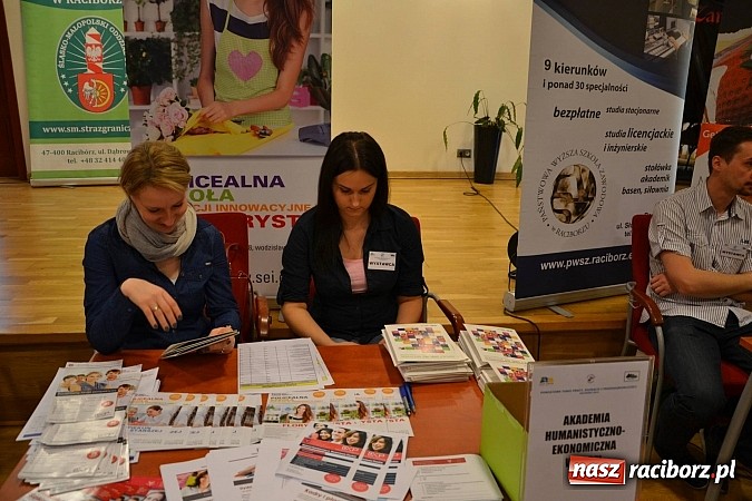 Zdjęcie w galerii na portalu naszraciborz.pl: Powiatowe Targi Pracy, Edukacji i Przedsiębiorczości na zamku wiadomości z regionu