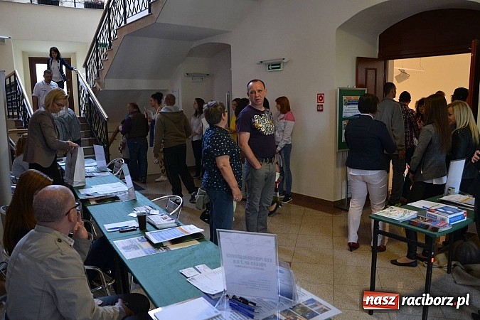Zdjęcie w galerii na portalu naszraciborz.pl: Powiatowe Targi Pracy, Edukacji i Przedsiębiorczości na zamku wiadomości z regionu