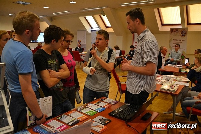 Zdjęcie w galerii na portalu naszraciborz.pl: Powiatowe Targi Pracy, Edukacji i Przedsiębiorczości na zamku wiadomości z regionu