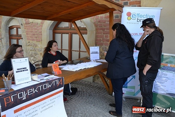Zdjęcie w galerii na portalu naszraciborz.pl: Powiatowe Targi Pracy, Edukacji i Przedsiębiorczości na zamku wiadomości z regionu