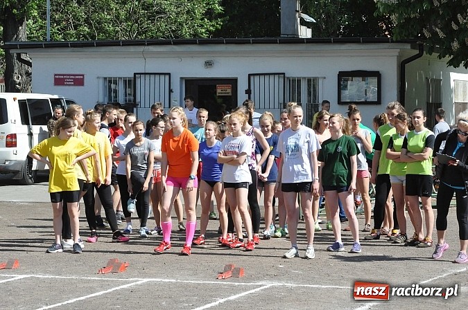 Zdjęcie w galerii na portalu naszraciborz.pl: Lekkoatleci z gimnazjów walczą o medale na stadionie PWSZ  wiadomości z regionu