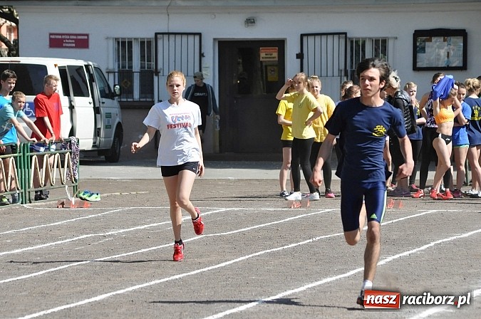 Zdjęcie w galerii na portalu naszraciborz.pl: Lekkoatleci z gimnazjów walczą o medale na stadionie PWSZ  wiadomości z regionu