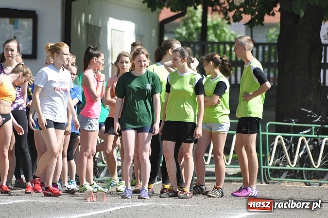 Zdjęcie w galerii na portalu naszraciborz.pl: Lekkoatleci z gimnazjów walczą o medale na stadionie PWSZ  wiadomości z regionu