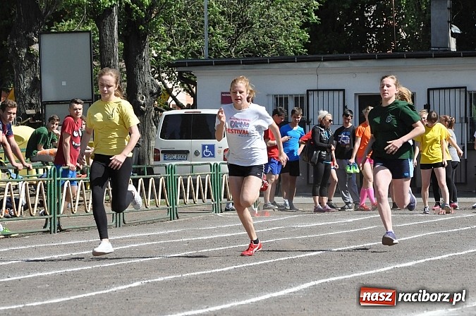 Zdjęcie w galerii na portalu naszraciborz.pl: Lekkoatleci z gimnazjów walczą o medale na stadionie PWSZ  wiadomości z regionu