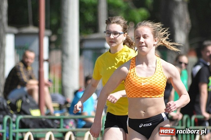 Zdjęcie w galerii na portalu naszraciborz.pl: Lekkoatleci z gimnazjów walczą o medale na stadionie PWSZ  wiadomości z regionu