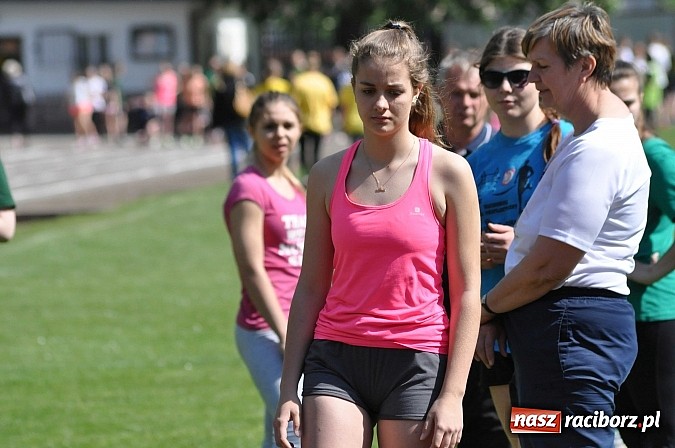 Zdjęcie w galerii na portalu naszraciborz.pl: Lekkoatleci z gimnazjów walczą o medale na stadionie PWSZ  wiadomości z regionu