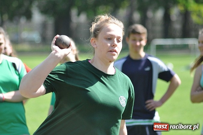 Zdjęcie w galerii na portalu naszraciborz.pl: Lekkoatleci z gimnazjów walczą o medale na stadionie PWSZ  wiadomości z regionu