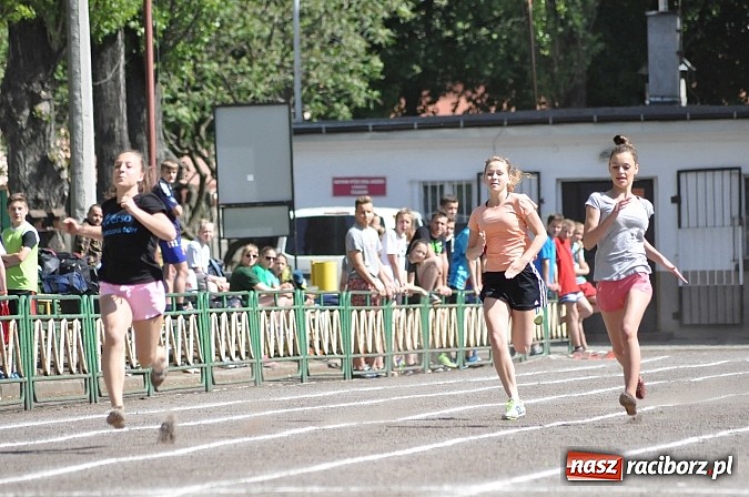 Zdjęcie w galerii na portalu naszraciborz.pl: Lekkoatleci z gimnazjów walczą o medale na stadionie PWSZ  wiadomości z regionu