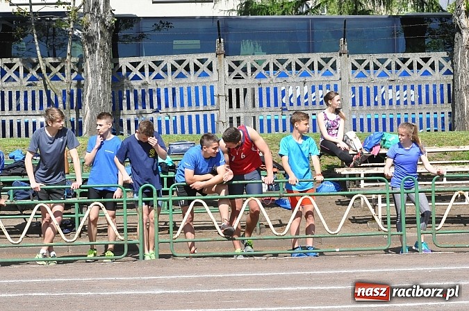 Zdjęcie w galerii na portalu naszraciborz.pl: Lekkoatleci z gimnazjów walczą o medale na stadionie PWSZ  wiadomości z regionu