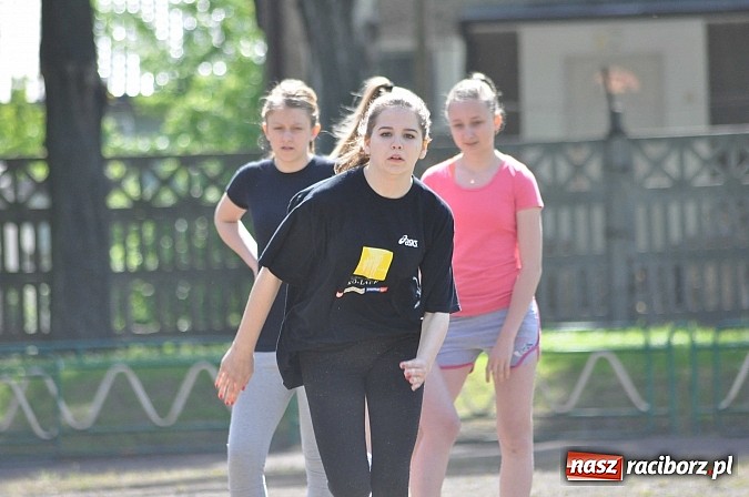 Zdjęcie w galerii na portalu naszraciborz.pl: Lekkoatleci z gimnazjów walczą o medale na stadionie PWSZ  wiadomości z regionu