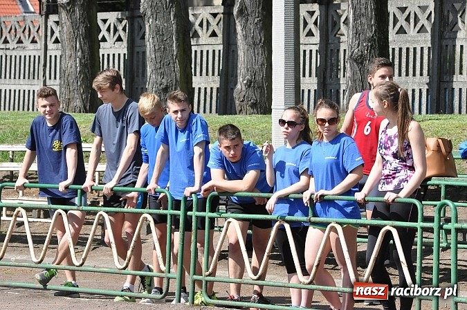 Zdjęcie w galerii na portalu naszraciborz.pl: Lekkoatleci z gimnazjów walczą o medale na stadionie PWSZ  wiadomości z regionu