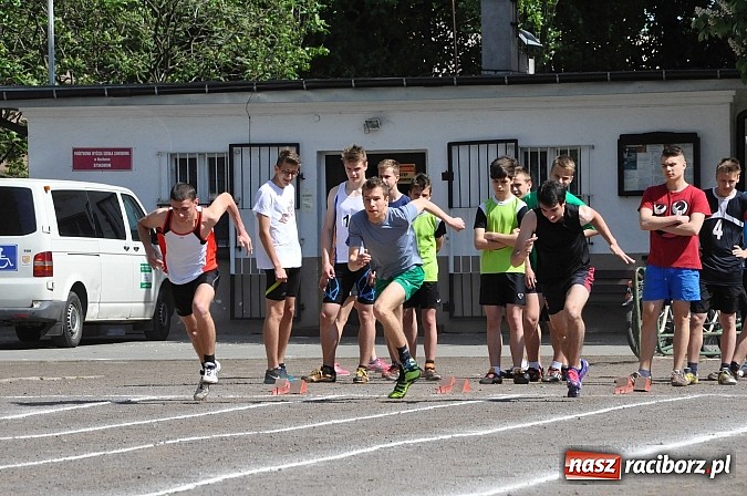 Zdjęcie w galerii na portalu naszraciborz.pl: Lekkoatleci z gimnazjów walczą o medale na stadionie PWSZ  wiadomości z regionu