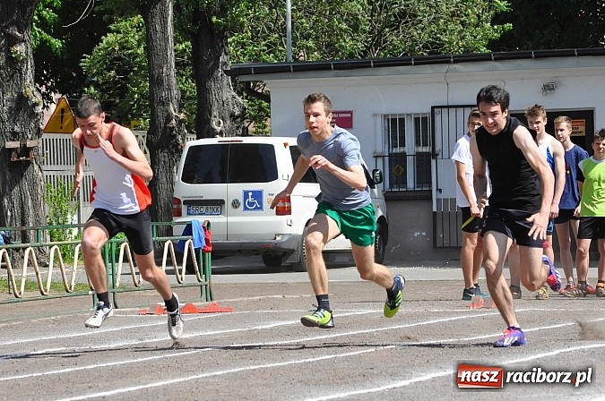 Zdjęcie w galerii na portalu naszraciborz.pl: Lekkoatleci z gimnazjów walczą o medale na stadionie PWSZ  wiadomości z regionu