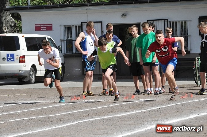 Zdjęcie w galerii na portalu naszraciborz.pl: Lekkoatleci z gimnazjów walczą o medale na stadionie PWSZ  wiadomości z regionu