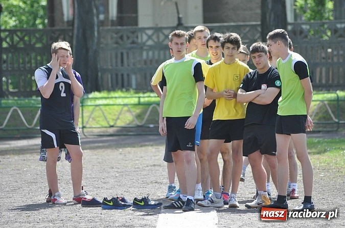 Zdjęcie w galerii na portalu naszraciborz.pl: Lekkoatleci z gimnazjów walczą o medale na stadionie PWSZ  wiadomości z regionu