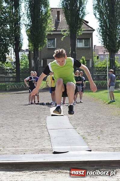 Zdjęcie w galerii na portalu naszraciborz.pl: Lekkoatleci z gimnazjów walczą o medale na stadionie PWSZ  wiadomości z regionu