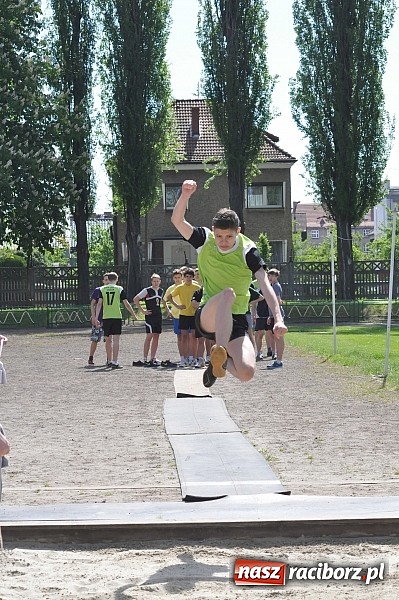 Zdjęcie w galerii na portalu naszraciborz.pl: Lekkoatleci z gimnazjów walczą o medale na stadionie PWSZ  wiadomości z regionu