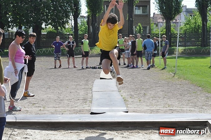Zdjęcie w galerii na portalu naszraciborz.pl: Lekkoatleci z gimnazjów walczą o medale na stadionie PWSZ  wiadomości z regionu
