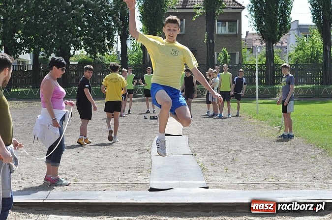 Zdjęcie w galerii na portalu naszraciborz.pl: Lekkoatleci z gimnazjów walczą o medale na stadionie PWSZ  wiadomości z regionu