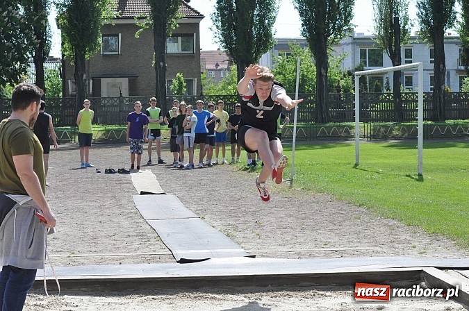 Zdjęcie w galerii na portalu naszraciborz.pl: Lekkoatleci z gimnazjów walczą o medale na stadionie PWSZ  wiadomości z regionu