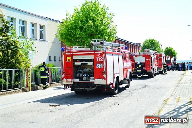 Zdjęcie w galerii na portalu naszraciborz.pl: Pożar szkoły w Rudniku - ćwiczenia strażaków wiadomości z regionu