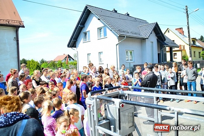 Zdjęcie w galerii na portalu naszraciborz.pl: Pożar szkoły w Rudniku - ćwiczenia strażaków wiadomości z regionu