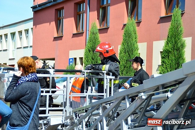 Zdjęcie w galerii na portalu naszraciborz.pl: Pożar szkoły w Rudniku - ćwiczenia strażaków wiadomości z regionu