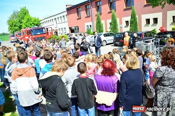 Zdjęcie w galerii na portalu naszraciborz.pl: Pożar szkoły w Rudniku - ćwiczenia strażaków wiadomości z regionu