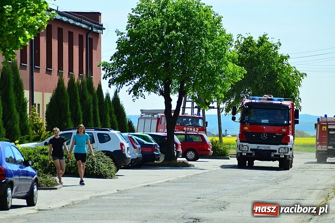 Zdjęcie w galerii na portalu naszraciborz.pl: Pożar szkoły w Rudniku - ćwiczenia strażaków wiadomości z regionu