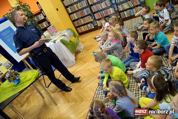 Zdjęcie w galerii na portalu naszraciborz.pl: Policjanci w tygodniu bibliotek w Nędzy wiadomości z regionu