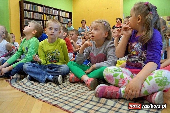 Zdjęcie w galerii na portalu naszraciborz.pl: Policjanci w tygodniu bibliotek w Nędzy wiadomości z regionu