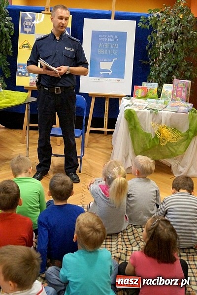 Zdjęcie w galerii na portalu naszraciborz.pl: Policjanci w tygodniu bibliotek w Nędzy wiadomości z regionu