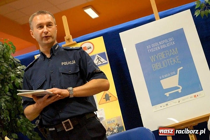 Zdjęcie w galerii na portalu naszraciborz.pl: Policjanci w tygodniu bibliotek w Nędzy wiadomości z regionu
