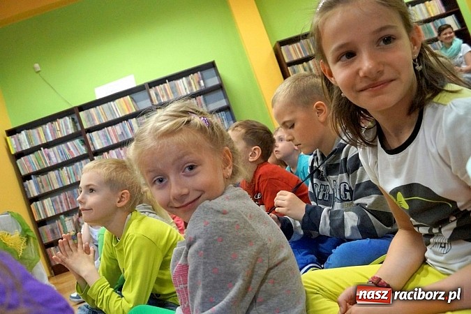 Zdjęcie w galerii na portalu naszraciborz.pl: Policjanci w tygodniu bibliotek w Nędzy wiadomości z regionu