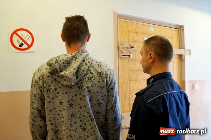 Zdjęcie w galerii na portalu naszraciborz.pl: Uszkodzili samochód na Dąbrowskiego. Jeden z nich miał przy sobie narkotyki! wiadomości z regionu