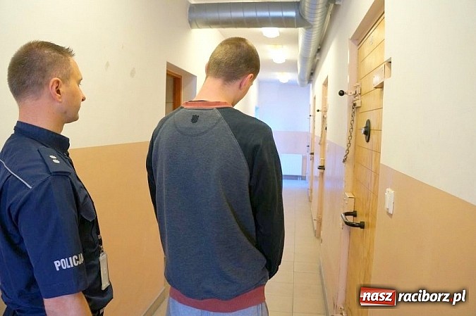 Zdjęcie w galerii na portalu naszraciborz.pl: Uszkodzili samochód na Dąbrowskiego. Jeden z nich miał przy sobie narkotyki! wiadomości z regionu