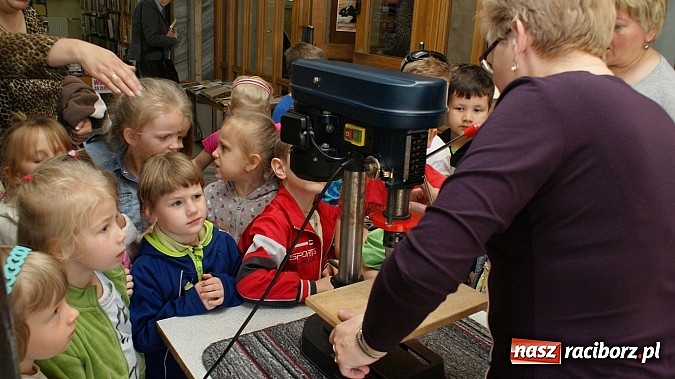 Zdjęcie w galerii na portalu naszraciborz.pl: Dzień otwartych drzwi w książnicy  wiadomości z regionu